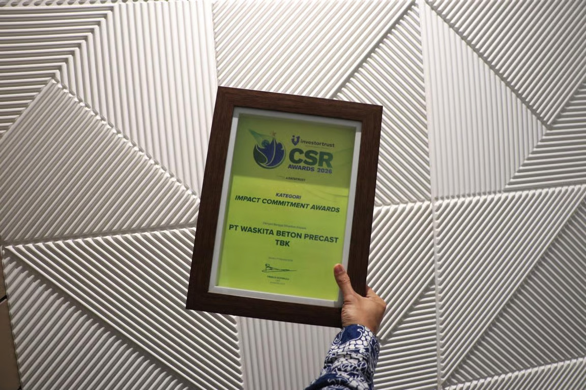 wujudkan komitmen tjsl melalui aksi nyata, waskita beton precast raih impact commitment awards di csr awards 2026