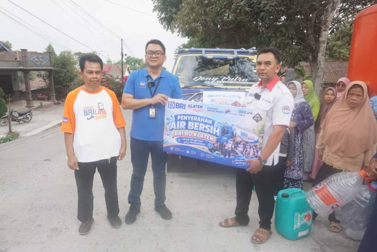 bantu warga hadapi kemarau panjang, bri salurkan 18 tangki air bersih