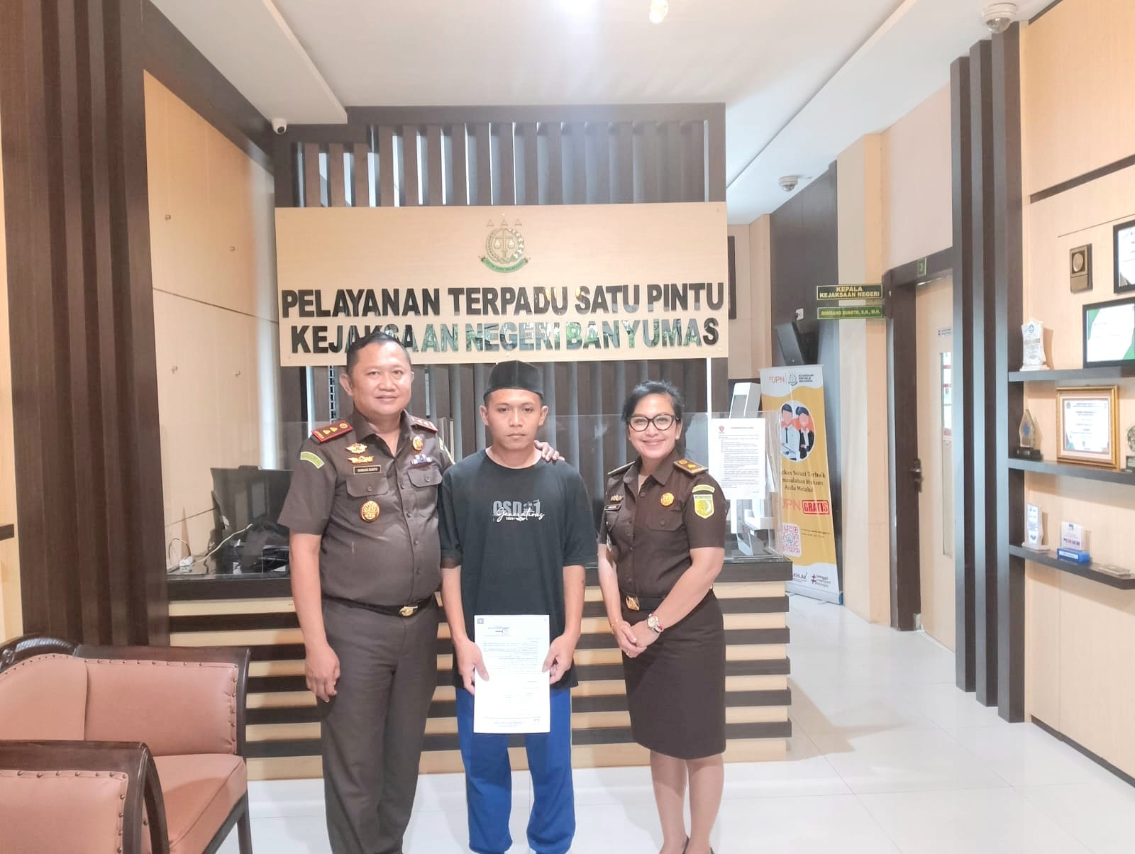 foto: (dari kiri ke kanan) Kajari Banyumas Bambang Sunoto, S.H., M.H, Tersangka (tengah), Kasipidum Kejari Banyumas (Amanda Adelina, S.H., M.H.)