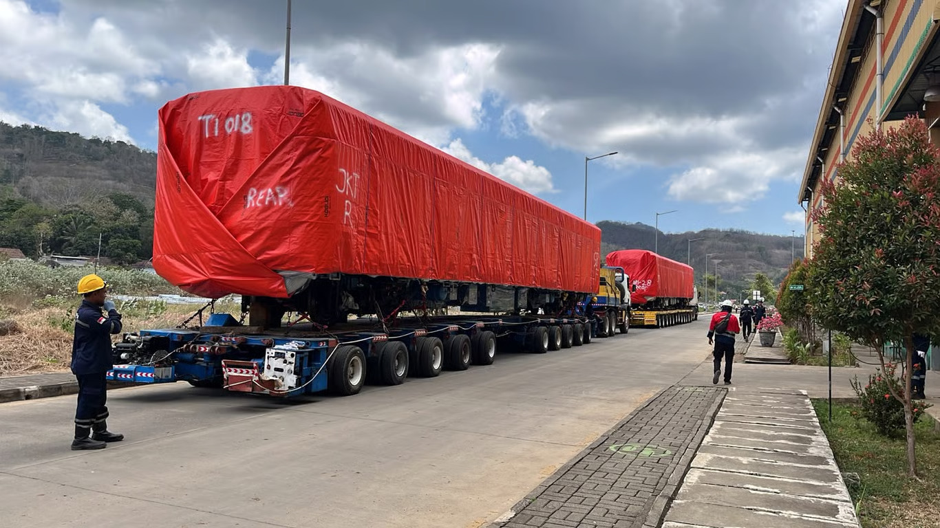 kai logistik rampungkan pengiriman 8 unit krl dari banyuwangi ke kalimas