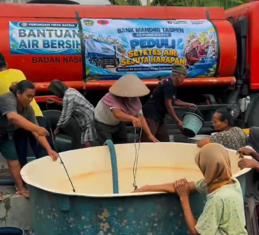 kekeringan di banyumas, bank mandiri taspen bantu penuhi kebutuhan air bersih warga
