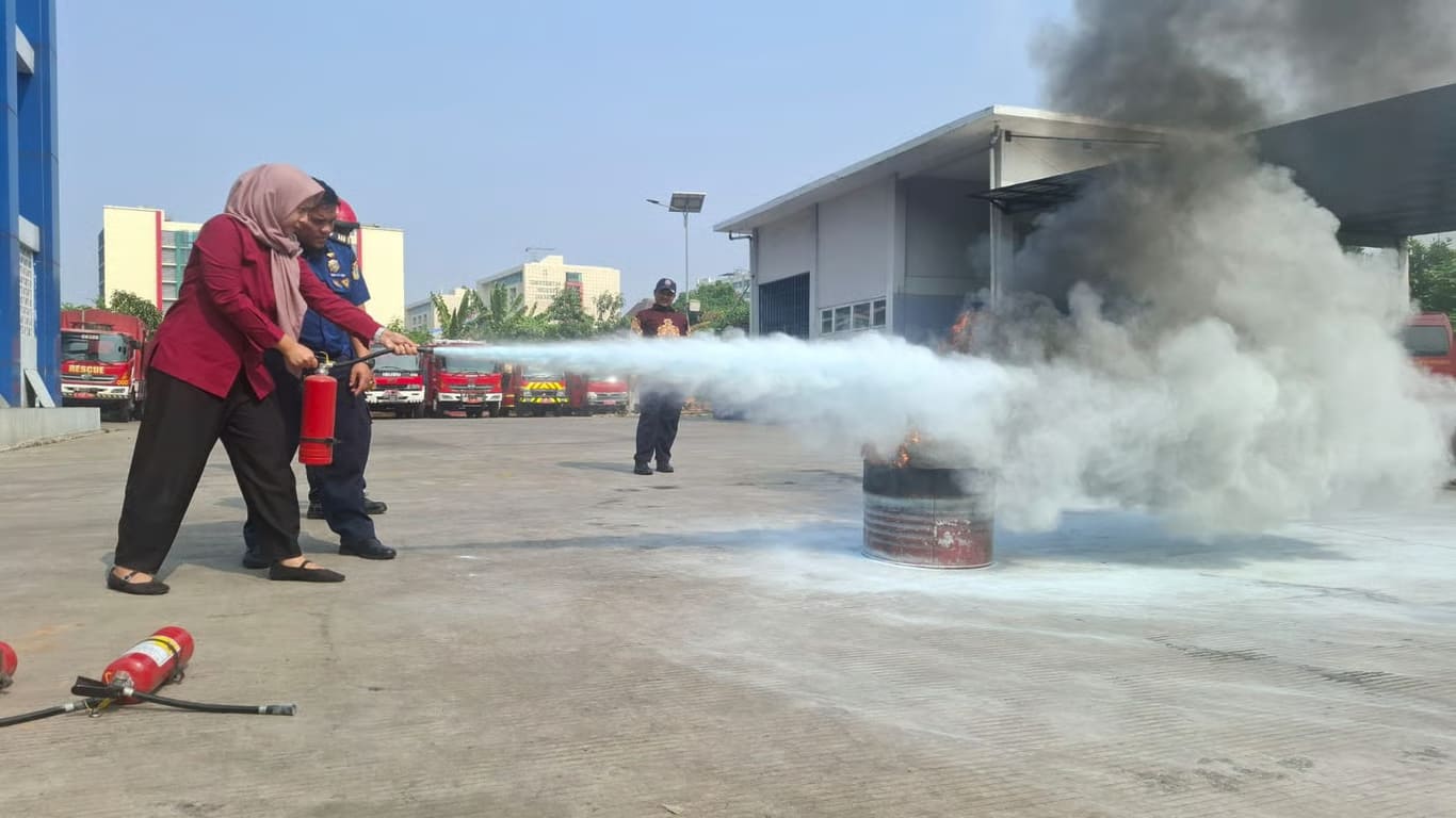 komitmen terapkan k3, pt railink dan sudin damkar jaktim gelar diklat pemadam kebakaran