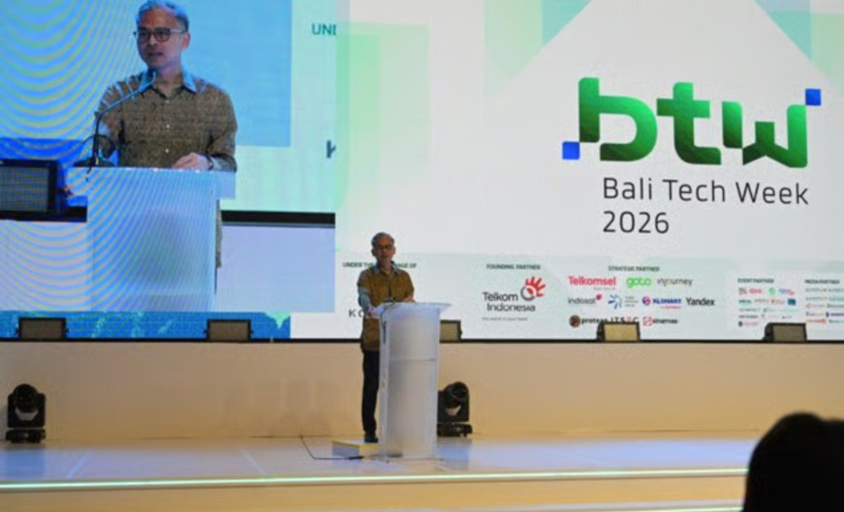 menteri komunikasi malaysia, fahmi fadzil, sedang berpidato di bali tech week 2026