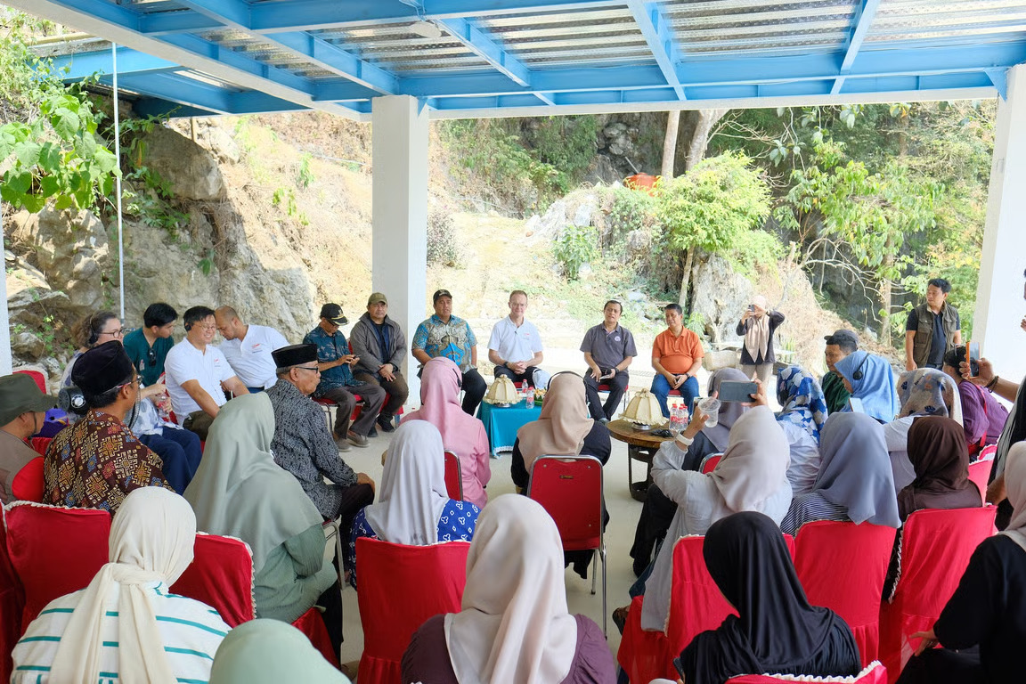 pendapatan wisata dan anggaran ekologis bantu 300 anak di desa tukamasea bersekolah