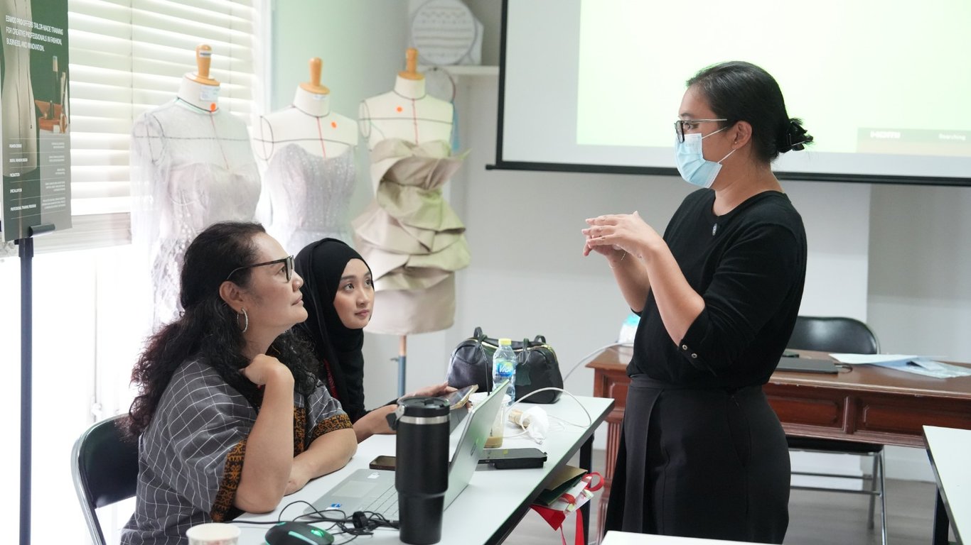perkuat ekonomi kreatif bidang fashion, pt pelindo sinergi lokaseva bekali umk binaan melalui fash up local