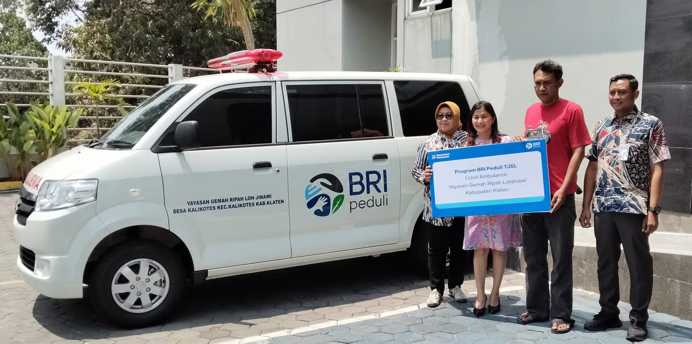 perkuat layanan kesehatan di hari batik nasional, bri serahkan ambulans untuk sma yayasan gemah ripah lohjinawi klaten