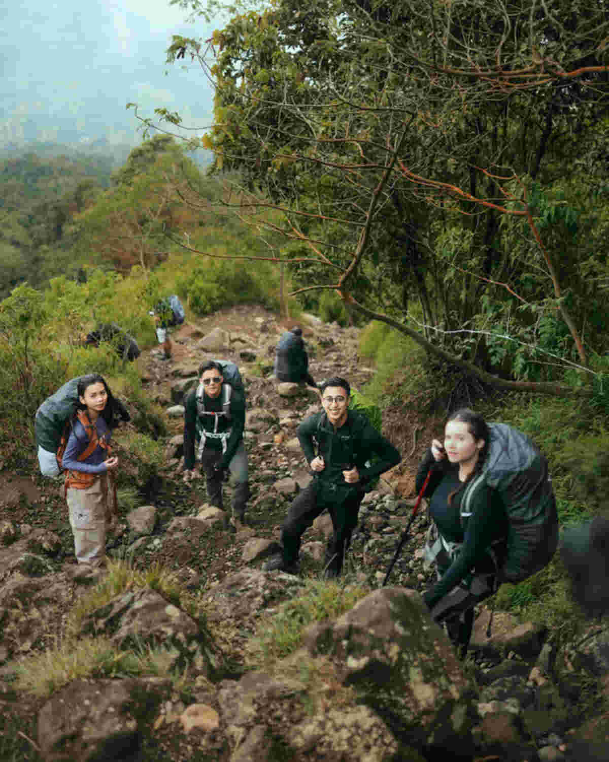 rayo oksa kencana luncurkan skincare outdoor summit glow pada 10.10