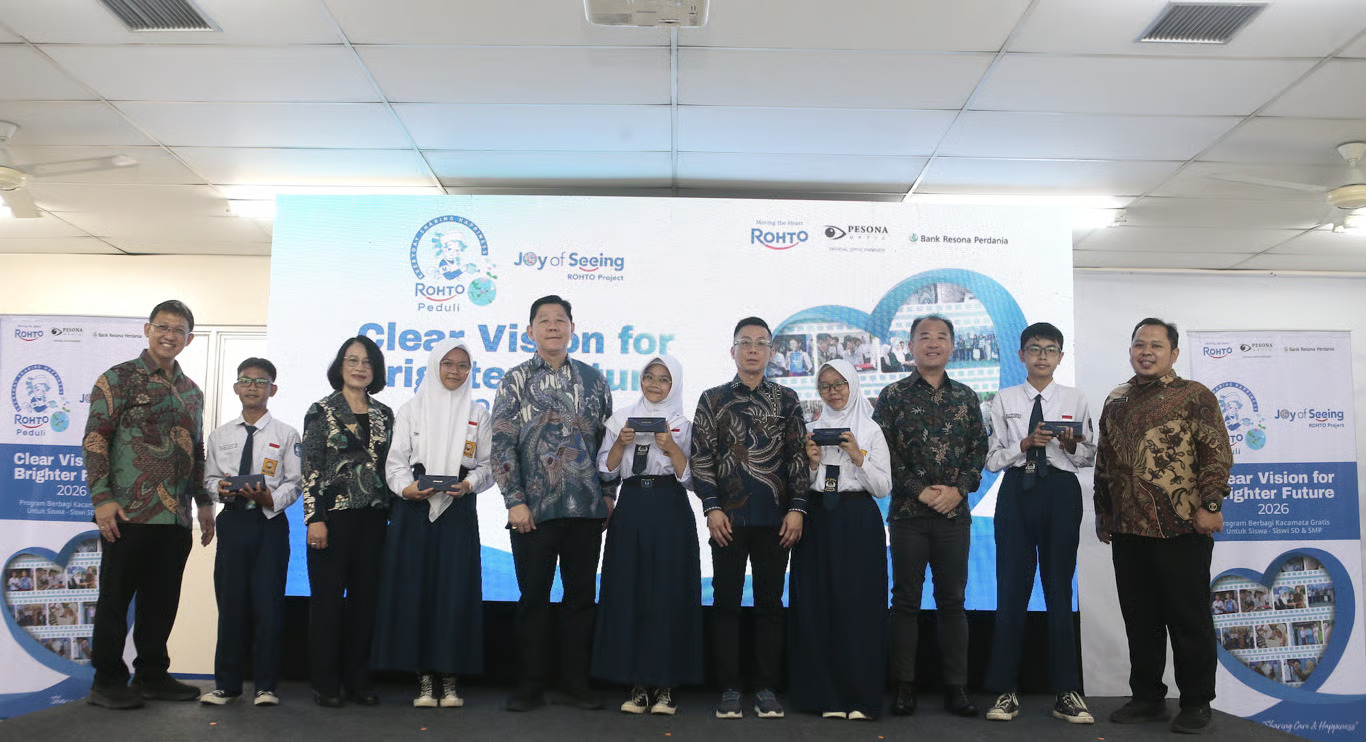 rohto indonesia bagikan 2.000 kacamata gratis untuk pelajar, lansia, dan operator pabrik