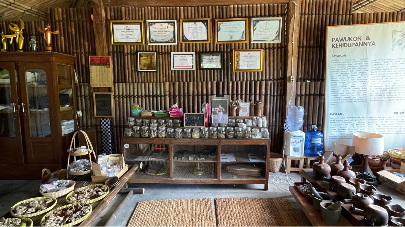 sinergi ugm, sanggabiz, dan komunitas lokal mewujudkan modernisasi wellness tourism desa sidorejo berbasis manuskrip kuno pawukon